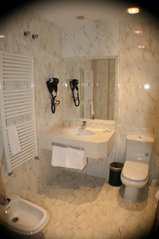 Hotel Valle Las Luinas Soto de Luina Bagian luar foto